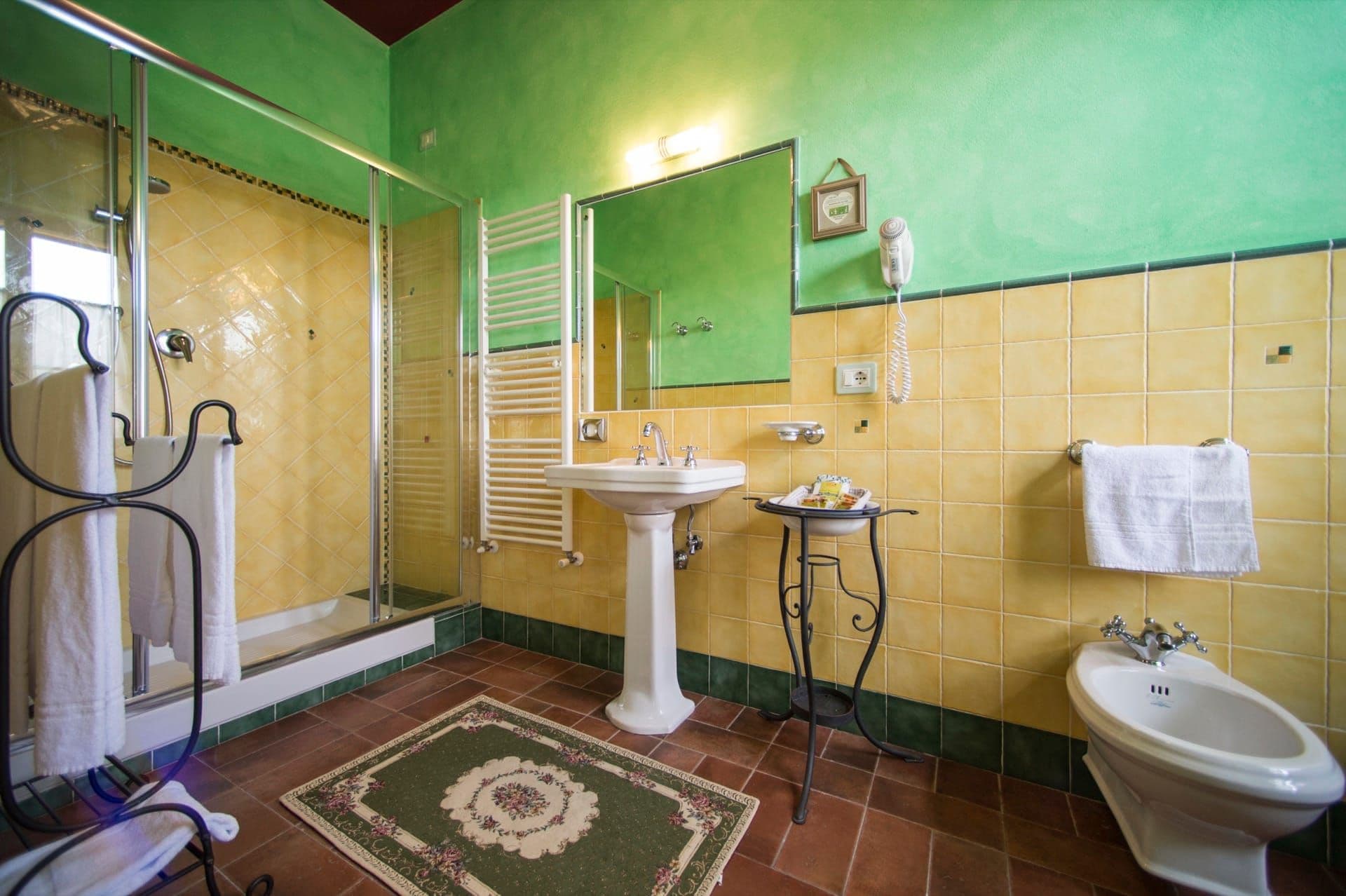Junior Suite — bagno privato con doccia e bidet